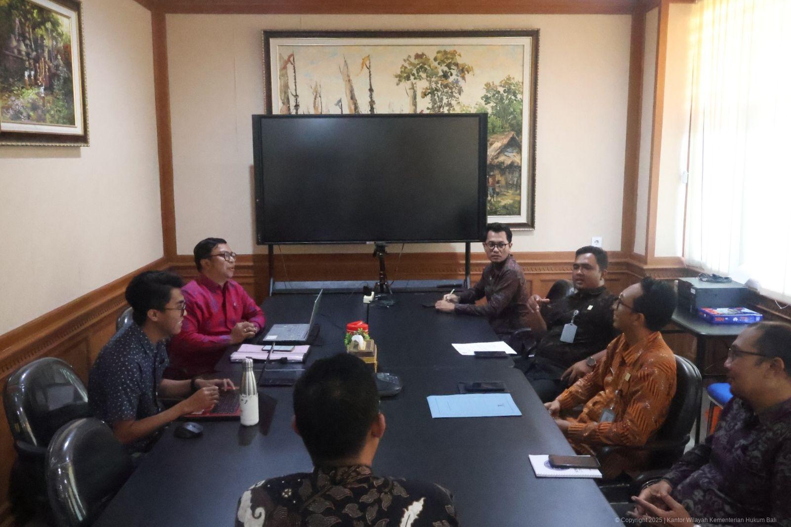 kerja-sama-akademik-perkuat-kajian-hukum-kanwil-kemenkum-bali-terima-peneliti-udayana7.jpg